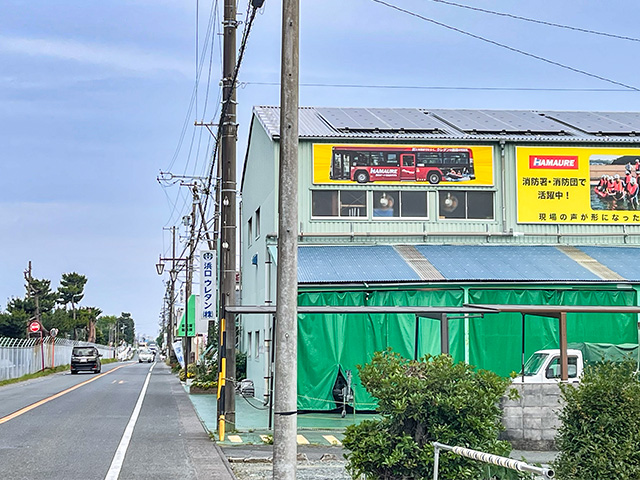 ハマウレマリンラッピングバス本社看板